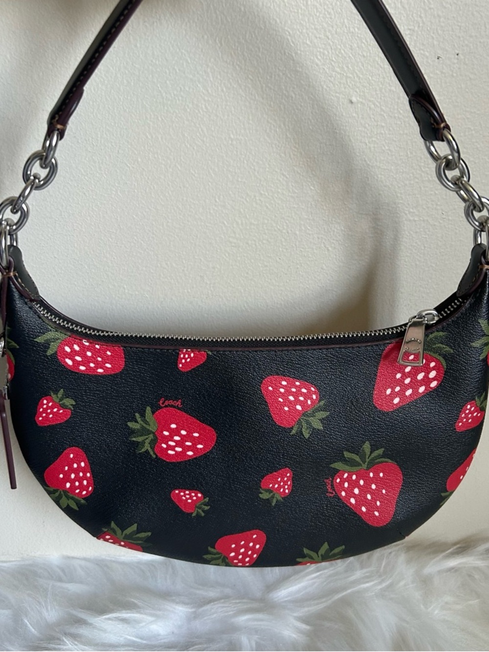 Coach Payton Hobo Black Strawberry Pebbled Leather Shoulder Bag Good - Picture 2 of 7